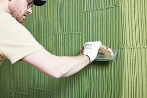  Durch das Abrakeln der noch nassen Lasur mit dem ?Gummi-Reibebrett 3766? betont der Maler die ausgeprägte Struktur 