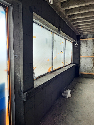 In den Fensterlaibungen und Unterzügen kam eine 40 mm dicke Ausführung zum Einsatz ? für eine durchgängige Dämmwirkung bis in baulich anspruchsvolle Detailzonen