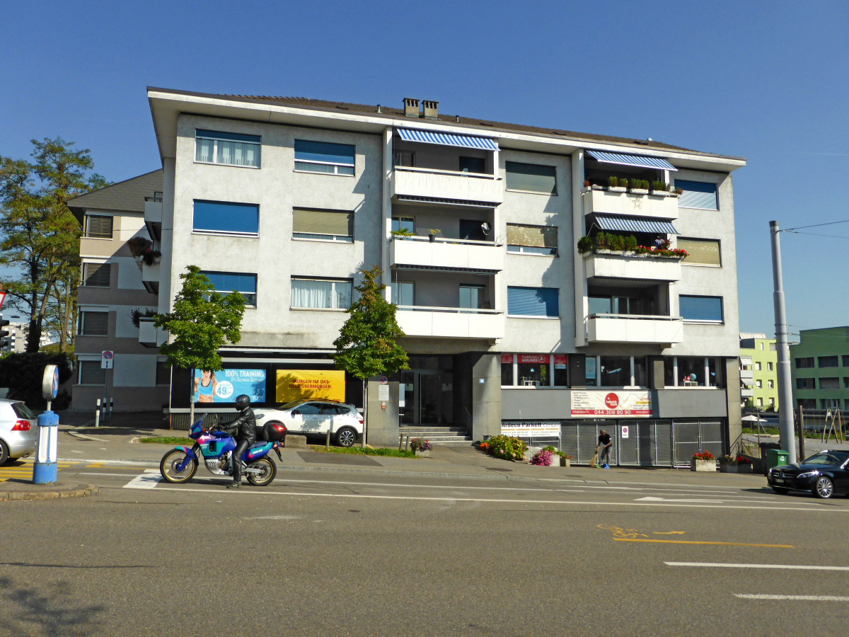 Vor der Sanierung: Die Fassade wirkte abgenutzt und das Gebäude befand sich insgesamt in einem veralteten Zustand