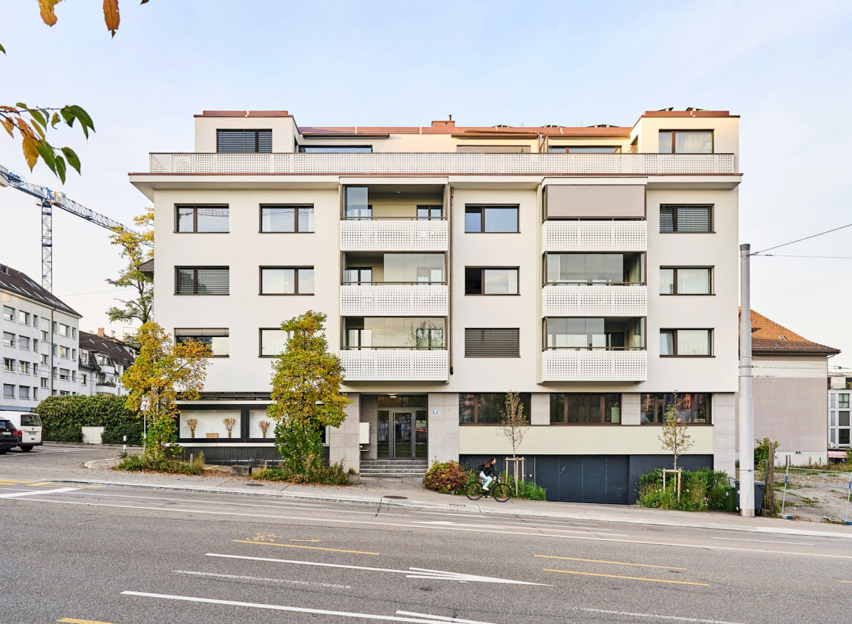 Nach der Sanierung und Aufstockung präsentiert sich das Gebäude mit modernisierter Fassade, neuem Attikageschoss und attraktiver Balkonverglasung