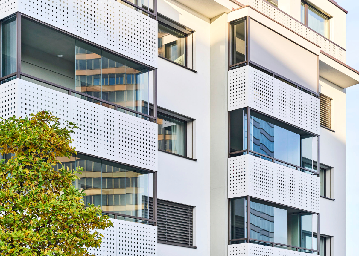 Die Dreh-/Schiebeverglasung schützt zuverlässig vor Witterung und Lärm und ist damit prädestiniert für den Einsatz im stark frequentierten urbanen Raum