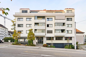  Nach der Sanierung und Aufstockung präsentiert sich das Gebäude mit modernisierter Fassade, neuem Attikageschoss und attraktiver Balkonverglasung 