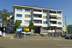  Vor der Sanierung: Die Fassade wirkte abgenutzt und das Gebäude befand sich insgesamt in einem veralteten Zustand 