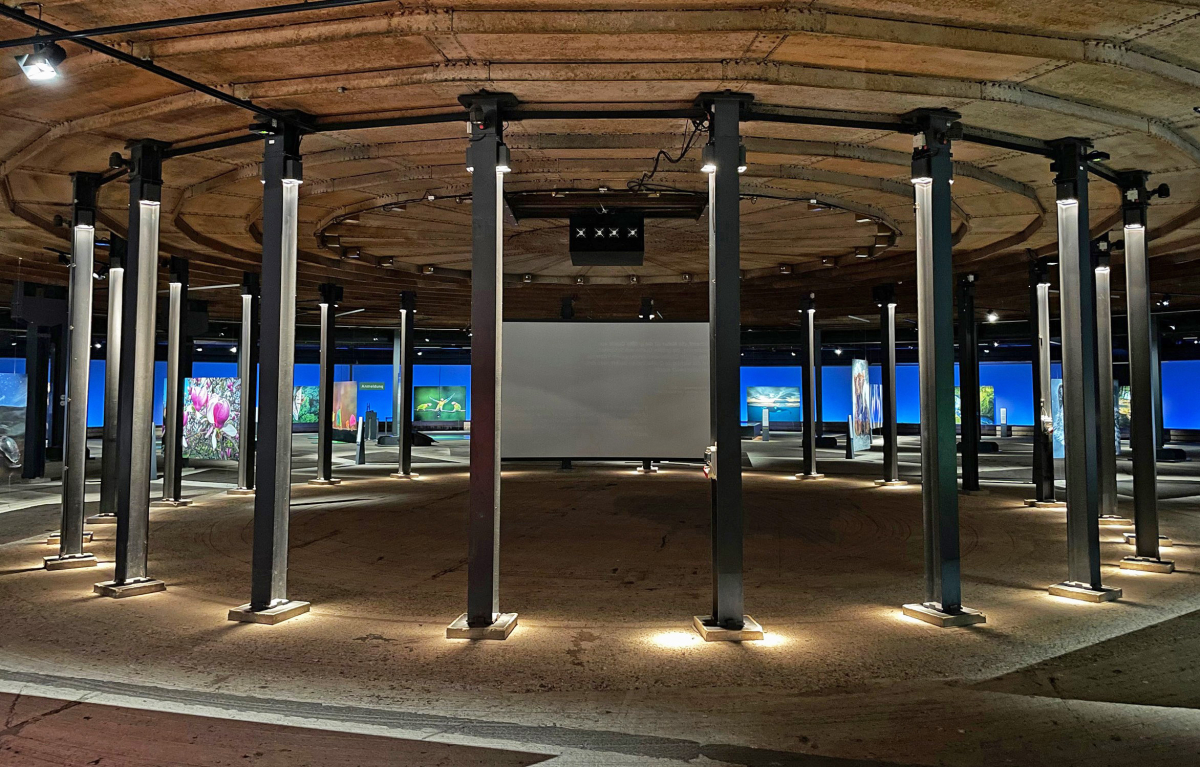 Zentrales Element des Akustikraums, der einen Durchmesser von 14,5 m hat, ist die riesige, denkmalgeschützte Gasdruckscheibe, das Herzstück des Gasometers, die auf 4,30 m hohen Stahlstützen lagert