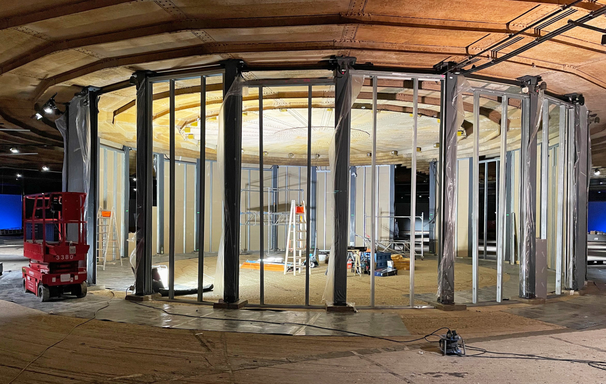 Aus Denkmalschutzgründen durfte die Befestigung der Wand- und Deckenanschlüsse nicht mit herkömmlichen Verbindungsmitteln erfolgen. Es durften keinerlei Verschraubungen vorgenommen werden