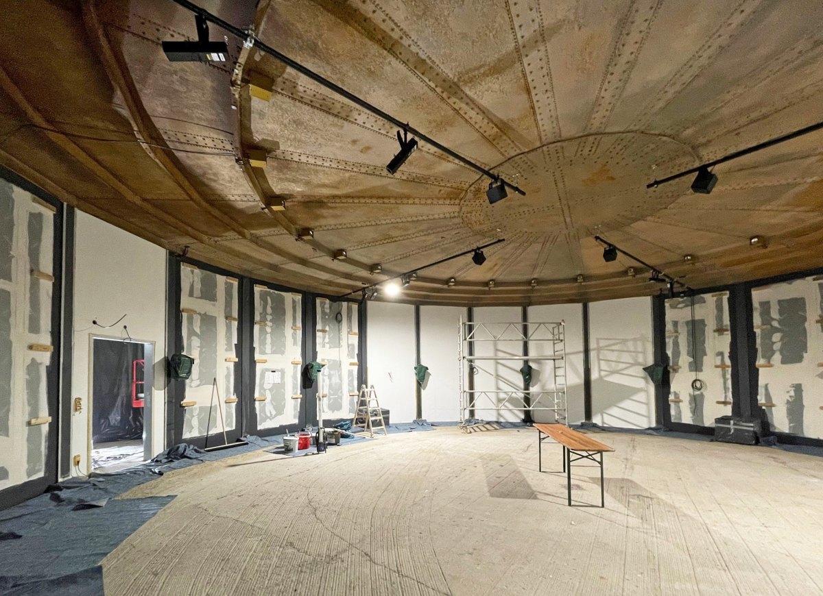 An die zwischen den Stahlstützen verspannten Ständerwerksprofile schraubte das Ausbauteam die massive Trockenbauplatte ?Rigips Habito?. Bedingt durch den zu wahrenden Abstand von etwa 3 cm zwischen der sich ausdehnenden Raumdecke beziehungsweise Stahl-Gas