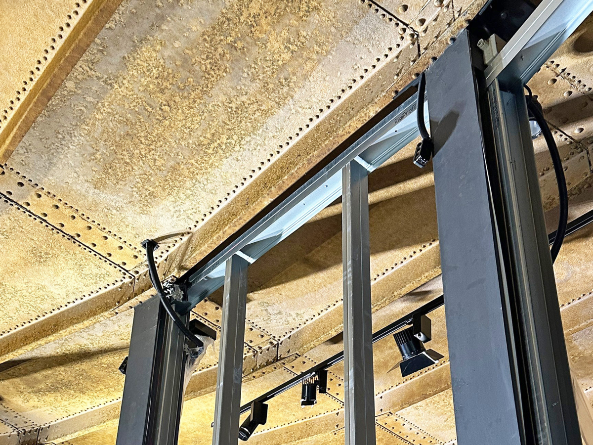 Den Anschluss des oberen Wandkopfes realisierte das Ausbauteam über eine Anpresstechnik