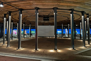  Zentrales Element des Akustikraums, der einen Durchmesser von 14,5 m hat, ist die riesige, denkmalgeschützte Gasdruckscheibe, das Herzstück des Gasometers, die auf 4,30 m hohen Stahlstützen lagert 