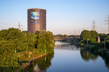 Der Gasometer in Oberhausen hat einen Durchmesser von knapp 68 m und ist 117,5 m hoch. Bis 1988 war er Europas gr??ter in Betrieb befindlicher Scheibengasbeh?lter