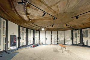  An die zwischen den Stahlstützen verspannten Ständerwerksprofile schraubte das Ausbauteam die massive Trockenbauplatte ?Rigips Habito?. Bedingt durch den zu wahrenden Abstand von etwa 3 cm zwischen der sich ausdehnenden Raumdecke beziehungsweise Stahl-Gas 