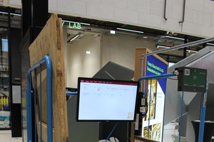  Der Restaurierungsbetrieb Kramp &amp; Kramp zeigt einen Werkstattwagen, der mit einem digitalen Laufpass auf dem Tablet ausgestattet ist 