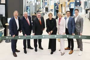  Eröffnung des NRW-weit ersten KI-Showrooms für Handwerksbetriebe in Lemgo mit: Markus Rempe (Geschäftsführer der Kreishandwerkerschaft Paderborn-Lippe), Mickel Biere (Kreishandwerksmeister), Michael H. Lutter (Hauptgeschäftsführer der Kreishandwerkerschaft Paderborn-Lippe), Mona Neubaur (stellvertretende Ministerpräsidentin und Ministerin für Wirtschaft, Industrie, Klimaschutz und Energie des Landes Nordrhein-Westfalen), Prof. Dr. Anne Dreier (Rektorin der Fachhochschule des Mittelstands), Prof. Dr.-Ing. Jürgen Jasperneite (Direktor des Fraunhofer IOSB-INA) und Yannic Stangier (Abteilungsleiter Innovation und Technologietransfer bei der Kreishandwerkerschaft Paderborn-Lippe)  