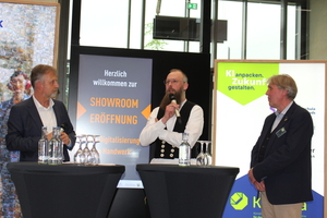  Markus Rempe von der Kreishandwerkerschaft Paderborn-Lippe, Tischler Lukas Fuchs (Kramp &amp; Kramp) und Prof. Dr. Klaus Schafmeister (Fachhochschule des Mittelstands, von links) sehen im KI-Showroom eine tolle Möglichkeit, viele Anwendungsbeispiele kennen zu lernen 