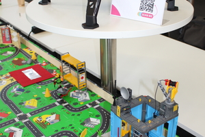   Das Start-up „Craftomatic“ brachte eine Spielzeug-Baustelle mit zur digitalBAU und stellte die neue Form der Zeiterfassung vor  