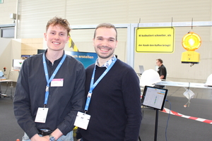   Henri Malzahn (links) und Jonas Habel von „Flexxter“ stellen ihre Software-Lösung vor, die auch eine Mängelerkennung beinhaltet  