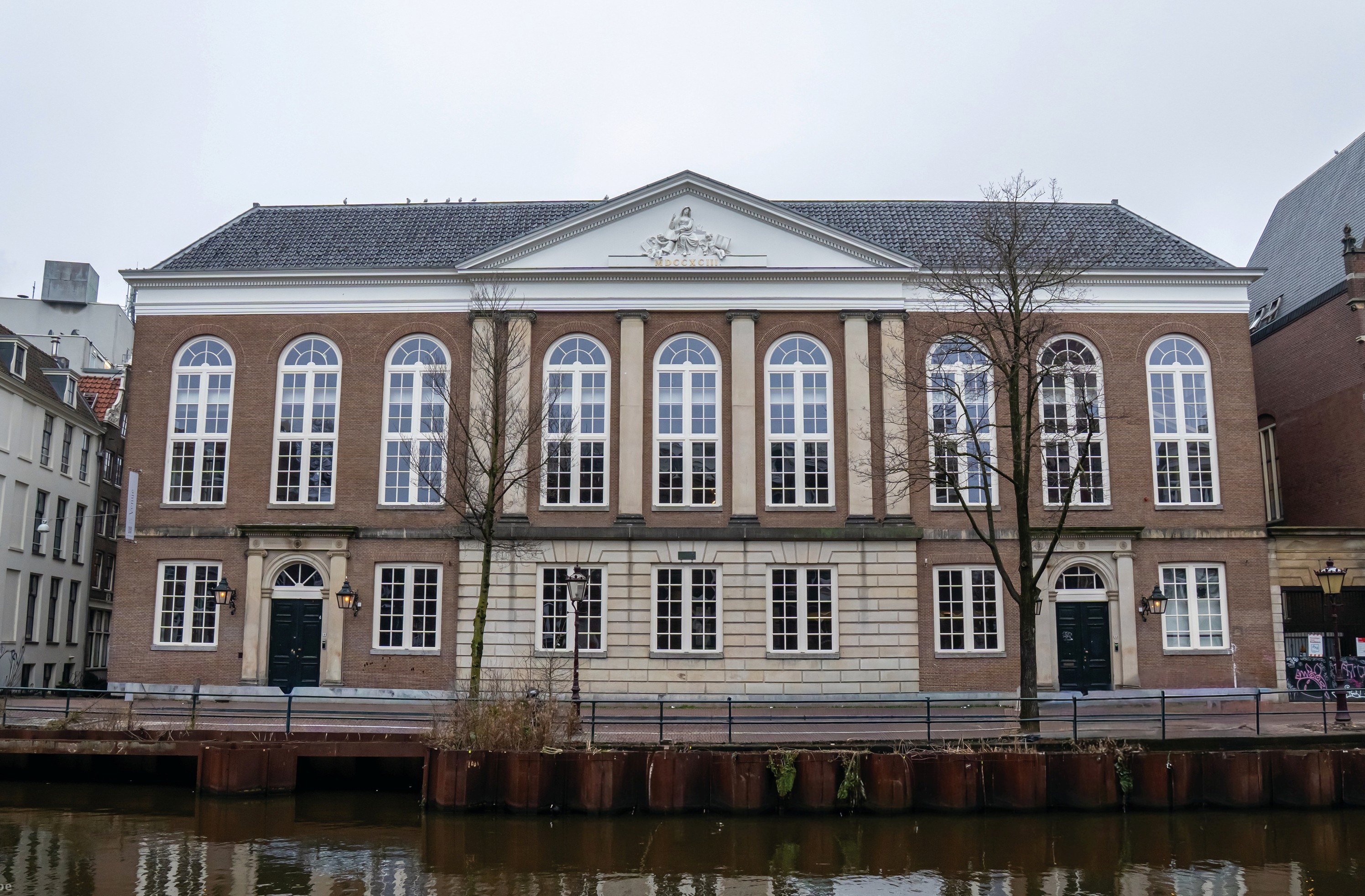 In der historischen Fassade des Compagnietheater in Amsterdam kommt „Pyrobel 17N Fineo 10T“, eine nur 26 mm dicke und denkmalverträgliche Kombination aus Vakuumglas und Pyrobel-Brandschutzglas der Klasse EW60 und EI45 zum Einsatz, mit hoher Wärmedämmung und erhöhtem Einbruchschutz