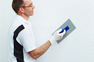  2 Für ein ruhiges und homogenes Oberflächenbild führt der Handwerker den ?Kunststoffglätter 3791? gleichmäßig in einer festgelegten Richtung über die Fläche und bildet so die Rillenputzstruktur aus 