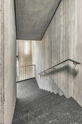 Sichtbeton betont im Inneren wie hier im Treppenhaus den industriellen Charakter des Neubaus