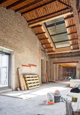 Ausbau der Produktionshalle mit neuen Oberlichtern und sanierten Backsteinwänden