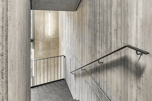  Sichtbeton betont im Inneren wie hier im Treppenhaus den industriellen Charakter des Neubaus 