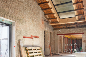  Ausbau der Produktionshalle mit neuen Oberlichtern und sanierten Backsteinwänden 
