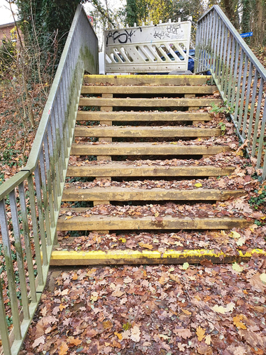 An der Treppe zum Bahnsteig in Sierksdorf kam es aufgrund der hochfrequentierten Nutzung zu massiven Betonschäden