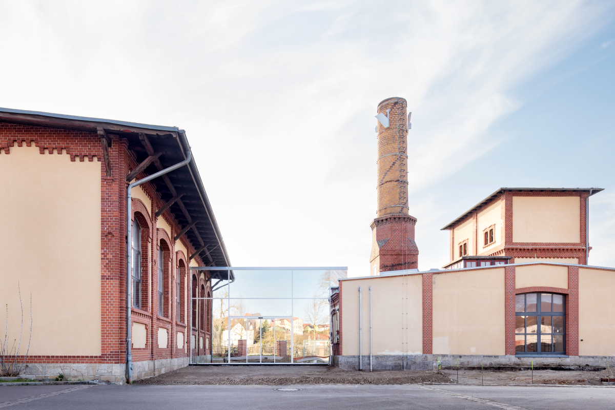 Die verspiegelte Glasfassade betont den Haupteingang des kleinsten Stadttheaters Deutschlands