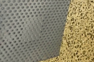  Kratzputz: Mit dem Kratzbrett (Nagelbrett) wird die Oberfläche gleichmäßig aufgeraut um das typische Kornbild zu erzeugen 