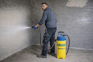  Auf die stark angefeuchtete Wand wird die Grundierung „Isokristall TG10“ aufgebracht, mindestens 250 ml pro m². Wo sich besonders viel Feuchtigkeit befindet, wird doppelt grundiert  