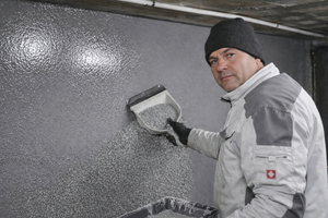  Sollen noch Putz oder Fliesen an die Wand kommen, wird in die noch feuchte zweite Schutzbeschichtung ein Granitsplitt mit Hilfe einer Kehrschaufel samt Gummilippe von unten nach oben hochgezogen. Der Splitt bildet den Haftgrund 