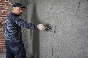 Nach abermaliger Befeuchtung wird die Funktionslage 3, die Feinspachtelmasse „Isokristall FS30“, mit einem Zahnspachtel, einer Kelle oder maschinell mit der Schneckenpumpe 3 in einer Mindestschichtdicke von 5 bis 6 mm aufgespachtelt und glattgezogen 