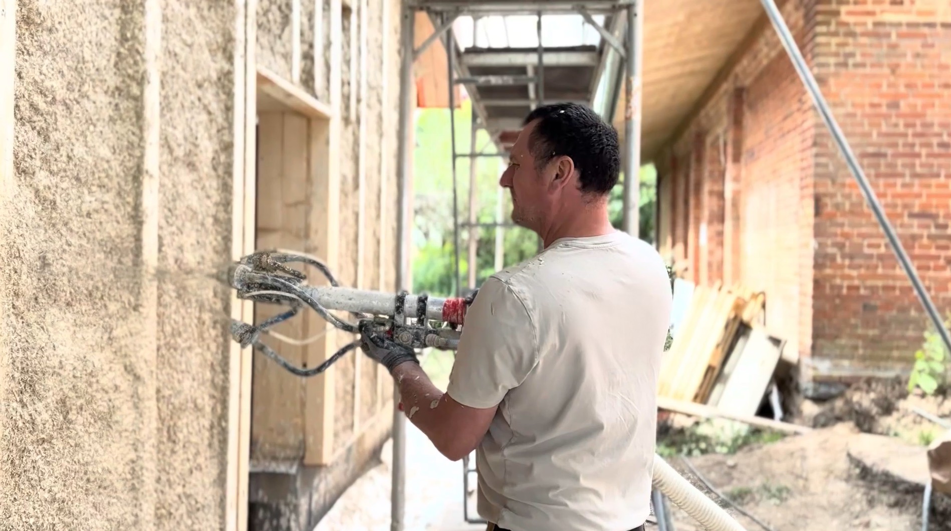 Das Bauen mit Hanfkalk steht am 11. Juni im Mittelpunkt eines Fach-Vortrags in der Europäischen Bildungsstätte für Lehmbau Wangelin. Ab 18 Uhr stellt Henrik Pauly Hanfkalk und das Spritzverfahren als eine zentrale Verarbeitungstechnik des mineralisch-pflanzlichen Baustoffs vor