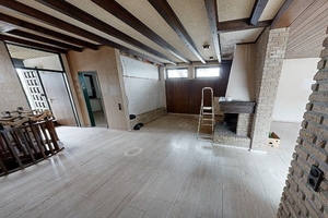  Von links gelangt man ins Gebäude, dort führt die Treppe in den Keller. Rechts ist der ehemalige Kamin zu sehen 
