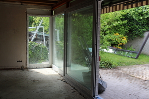  Im Wohnzimmer wurden neue Fenster eingebaut 