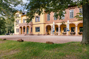  Fachwerk-Fassade in Abstimmung mit dem Denkmalschutz vollständig saniert. 