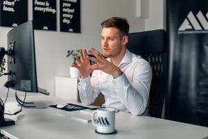  Alexander Thieme, Mitgründer der A&amp;M Unternehmerberatung in Hannover, rät Handwerksbetrieben, Nachwuchskräfte über Social Media zu suchen 