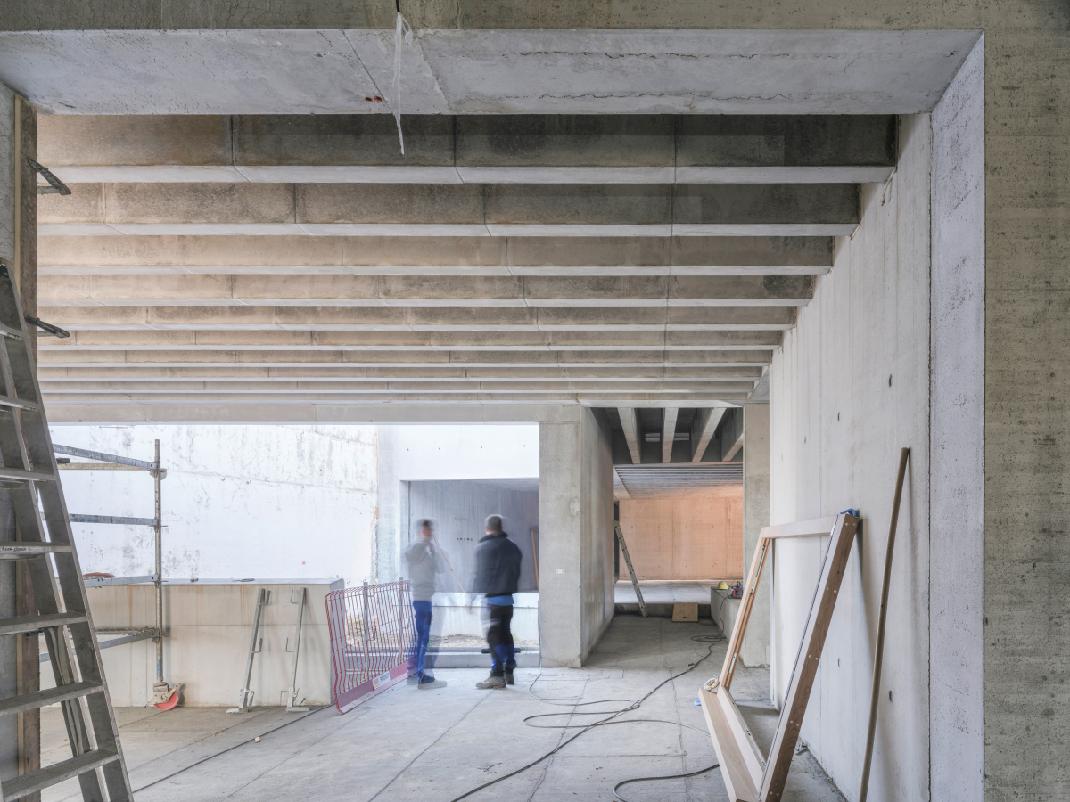 Links im Bild der Lichthof zwischen Foyer und Dauerausstellung. Markant sind die relativ eng getakteten Rippen der Stahlbetondecken