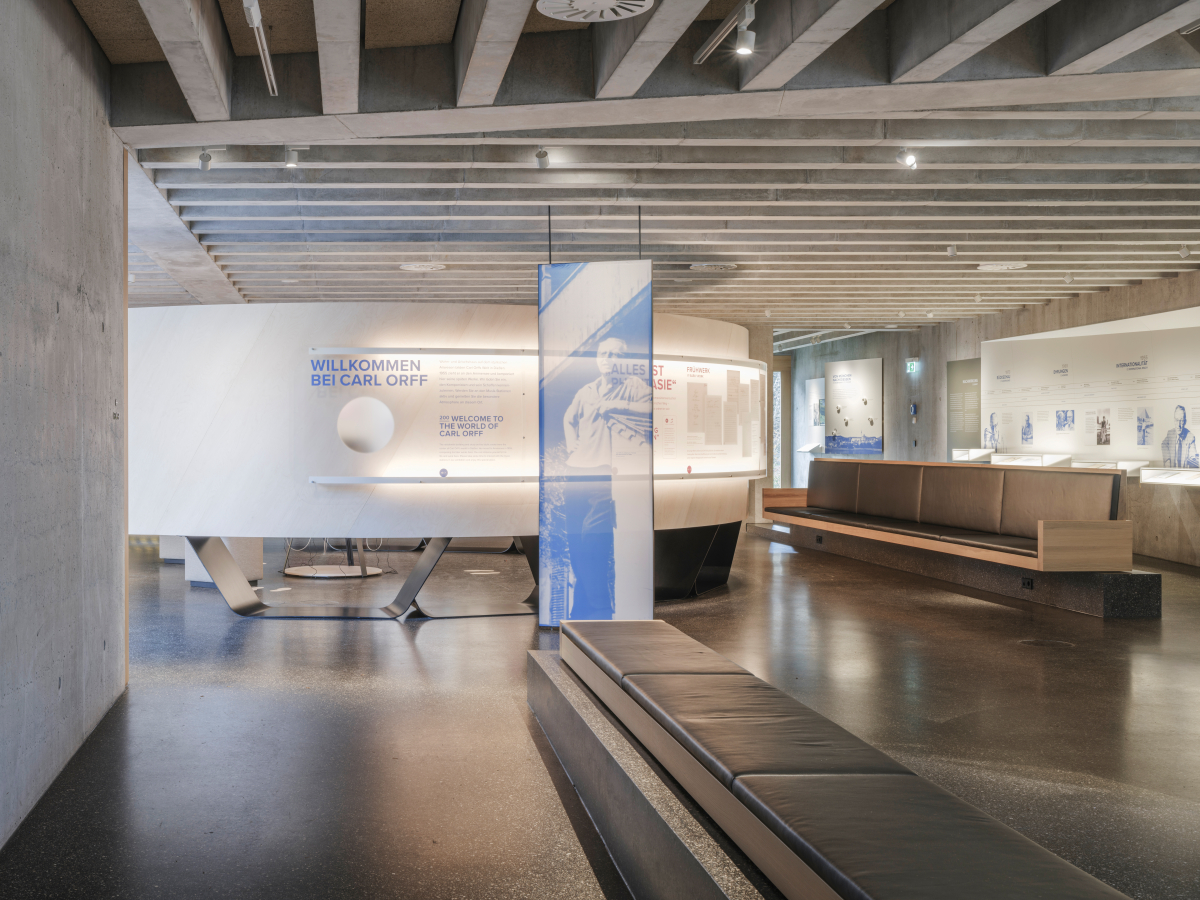 Das die Rampe begleitende Mäuerchen dient auch als Sitzgelegenheit im Raum der Dauerausstellung