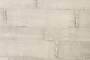  Eine Wirkung wie eine Ansammlung sägerauer Schalbetonflächen: Mit der Verarbeitungstechnik von Brillux erstellen Betriebe authentische Beton-flächen ? ideal, um Teilflächen einer Fassade be-sonders hervorzuheben 
