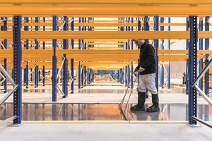  Für Böden, die sehr hohen mechanischen Belastungen standhalten müssen, eignet sich die zementgebun­dene, selbstverlaufende Beschichtung „weber.floor 4613 Industry HeavyTop“  