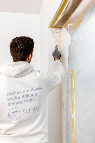 Schlussbeschichtung in zwei Arbeitsgängen mit der stumpfmatten Innendis-persion ?Superlux 3000?
