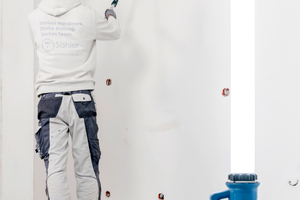  Grundierung der rohen Betonwände und -decken mit ?Lacryl Hydro-Gel 695? 