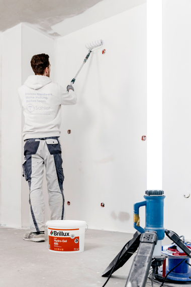 Grundierung der rohen Betonw?nde und -decken mit ?Lacryl Hydro-Gel 695?
