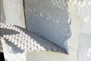  Abreißtests zeigen auf der Südseite der Fassade die Festigkeit und den unterschiedlichen Haftverbund des Putzsystems. Hier ist die oberflächliche Putzschicht „verdurstet“ 