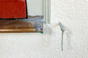  Der mineralische, eingefärbte Oberputz wurde in Reibeputzstruktur hergestellt und an die anderen Bauteile fachgerecht und schlagregendicht angeschlossen 