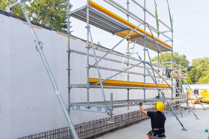  Beim Bau der neuen Dreifachsporthalle in Laupheim setzte das Bauunternehmen Mayer-Madel auf die „Maximo“-Rahmenschalung, kombiniert mit dem „Peri Up“-Gerüstbaukasten 