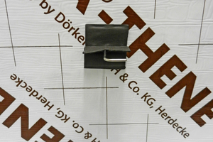  Schritt 2: ?Delta-Flexx-Band FG 80 L-förmig? von oben gegen ?Delta-Thene? und den Mauerwerksanker geklebt. Anschließend werden beide Zuschnitte des Klebebandes zusammengedrückt 