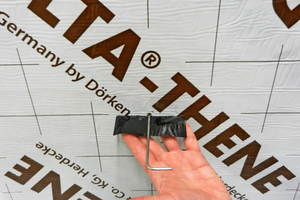  Schritt 1: ?Delta-Flexx-Band FG 80 L-förmig? von unten gegen ?Delta-Thene? und den Mauerwerksanker geklebt 