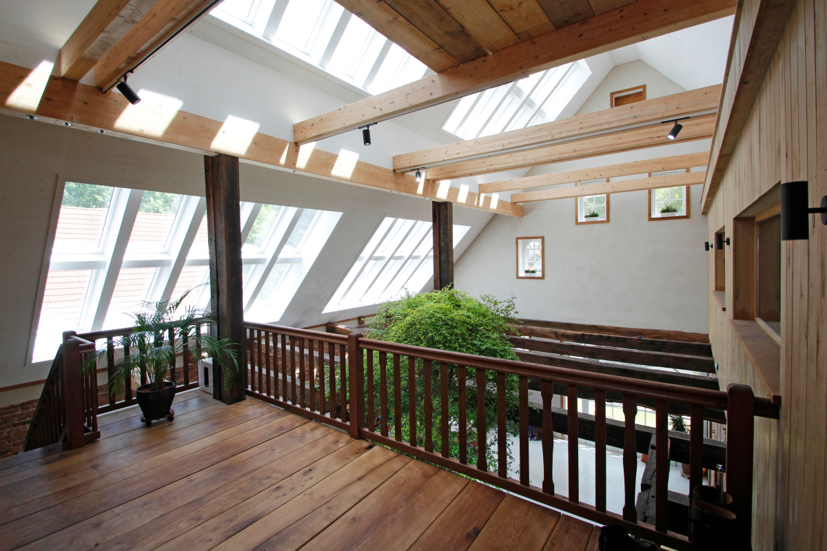 Die großzügigen Dachfenster machen aus einem Teil des ehemaligen Schweinestalls ein über zwei Geschosse lichtdurchflutes Atrium