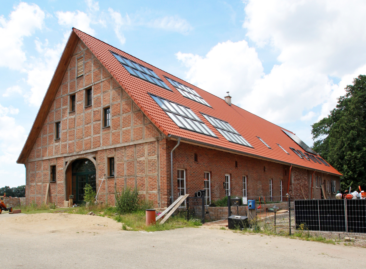 Durch die vier Dachfelder mit jeweils zehn Dachfenstern gelangt auf der Nordwestseite nach dem Umbau viel Tageslicht in Haus